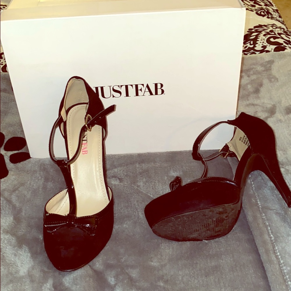 6.5 black brand new pumps.